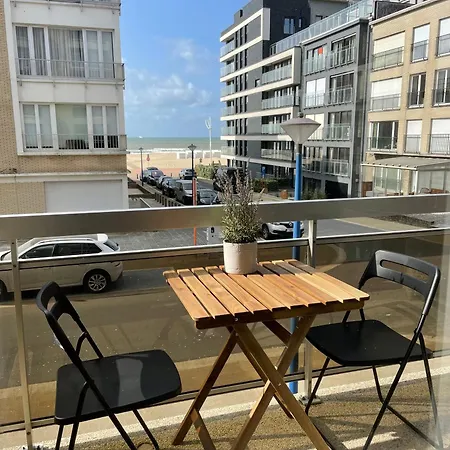 Apartment Dzee Frontaal Zeezicht En Gratis Parking Koksijde